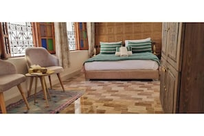 5 bedrooms, iron/ironing board, WiFi, bed sheets