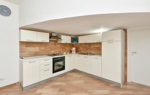 Geladeira, fogão, cooktop, lava-louças
