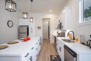 Appartement (3 Bedrooms) | Cuisine privée | Micro-ondes, four, plaque de cuisson, lave-vaisselle