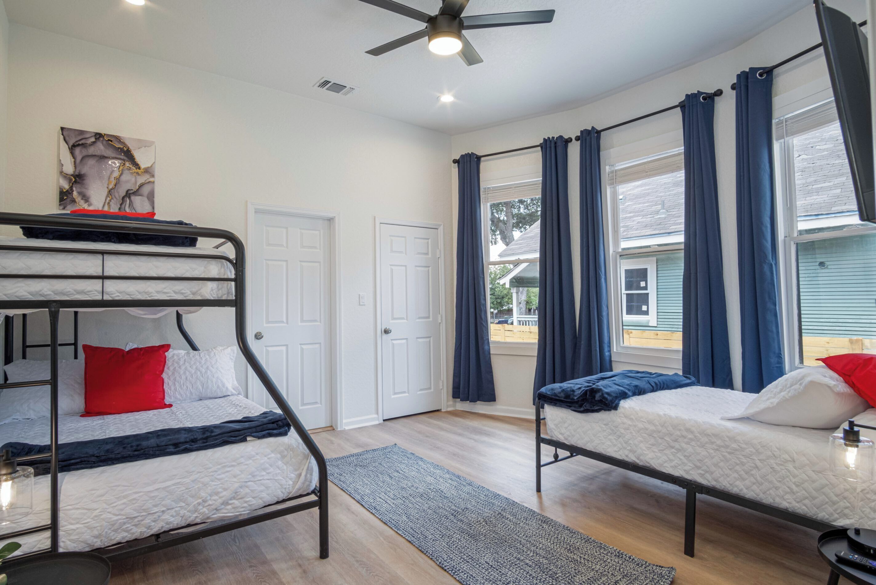 3 bedrooms, laptop workspace, iron/ironing board, bed sheets