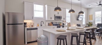 Walk to Riverwalk! 3br/2ba Gem Near Fun Downtown!