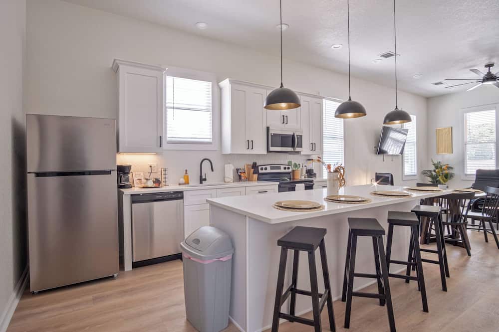 Walk to Riverwalk! 3br/2ba Gem Near Fun Downtown!