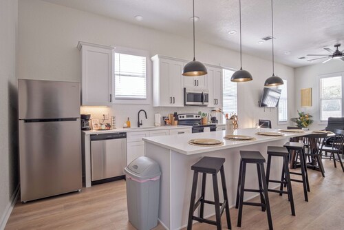 Walk to Riverwalk! 3br/2ba Gem Near Fun Downtown!