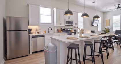 Walk to Riverwalk! 3br/2ba Gem Near Fun Downtown!