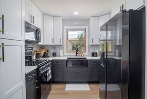 House (1 Bedroom) | Private kitchen | Microwave, oven, stovetop, dishwasher - Stylish Stay With Unforgettable Downtown Views! (San Antonio)