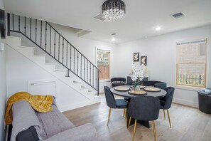 Dining - Stylish Stay With Unforgettable Downtown Views! (San Antonio)
