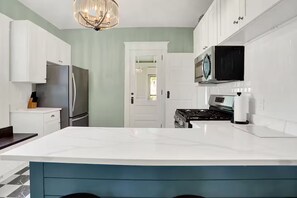 Kjøleskap, mikrobølgeovn, ovn og kokeplater