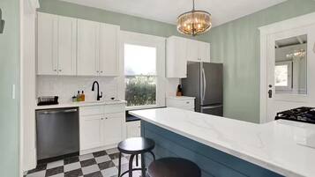 Geladeira, micro-ondas, fogão, cooktop