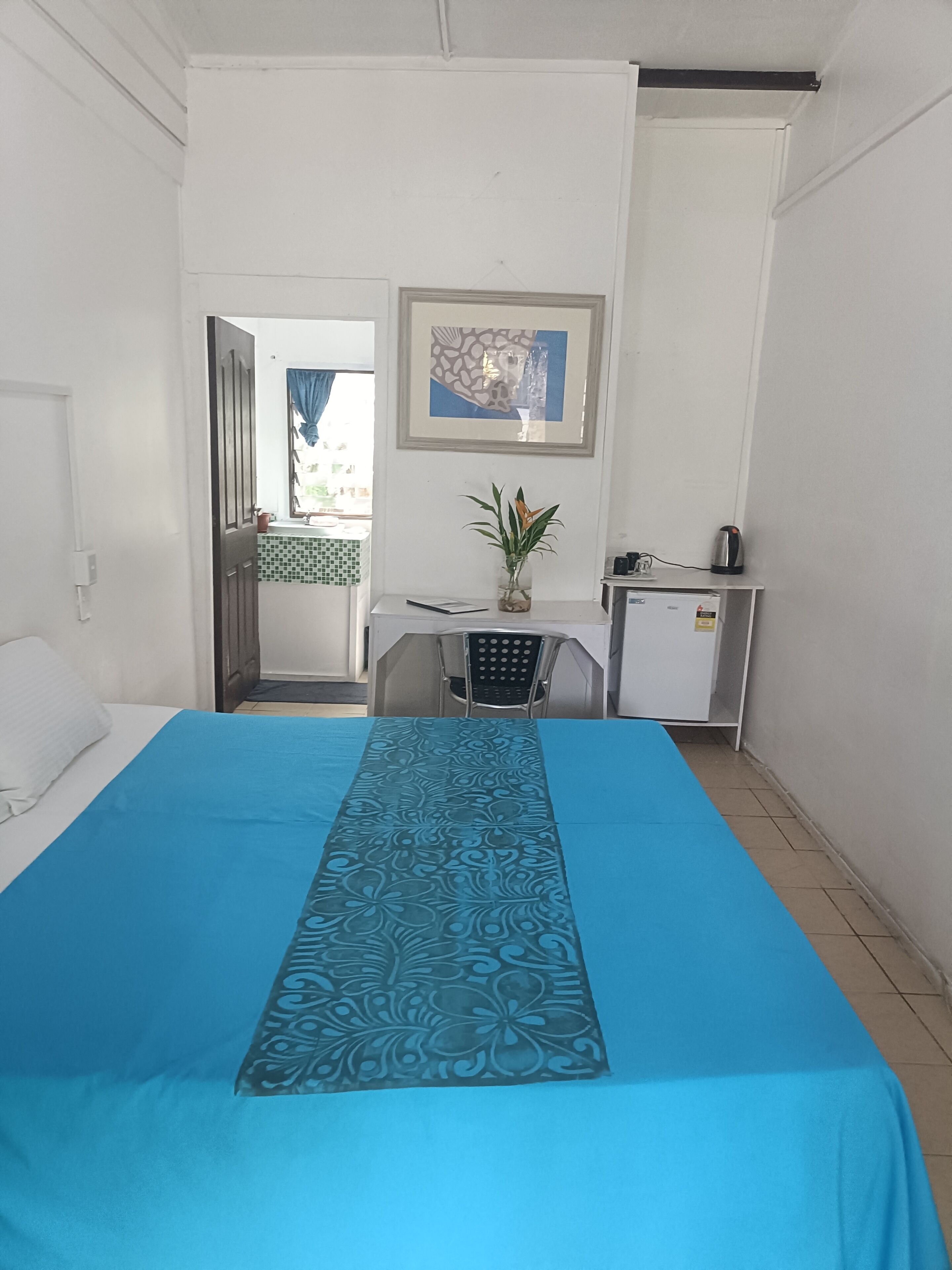 Iron/ironing board, bed sheets
