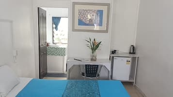 Tabla de planchar con plancha y ropa de cama