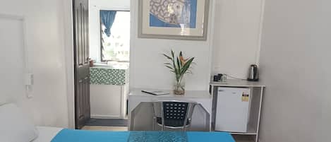 Iron/ironing board, bed sheets