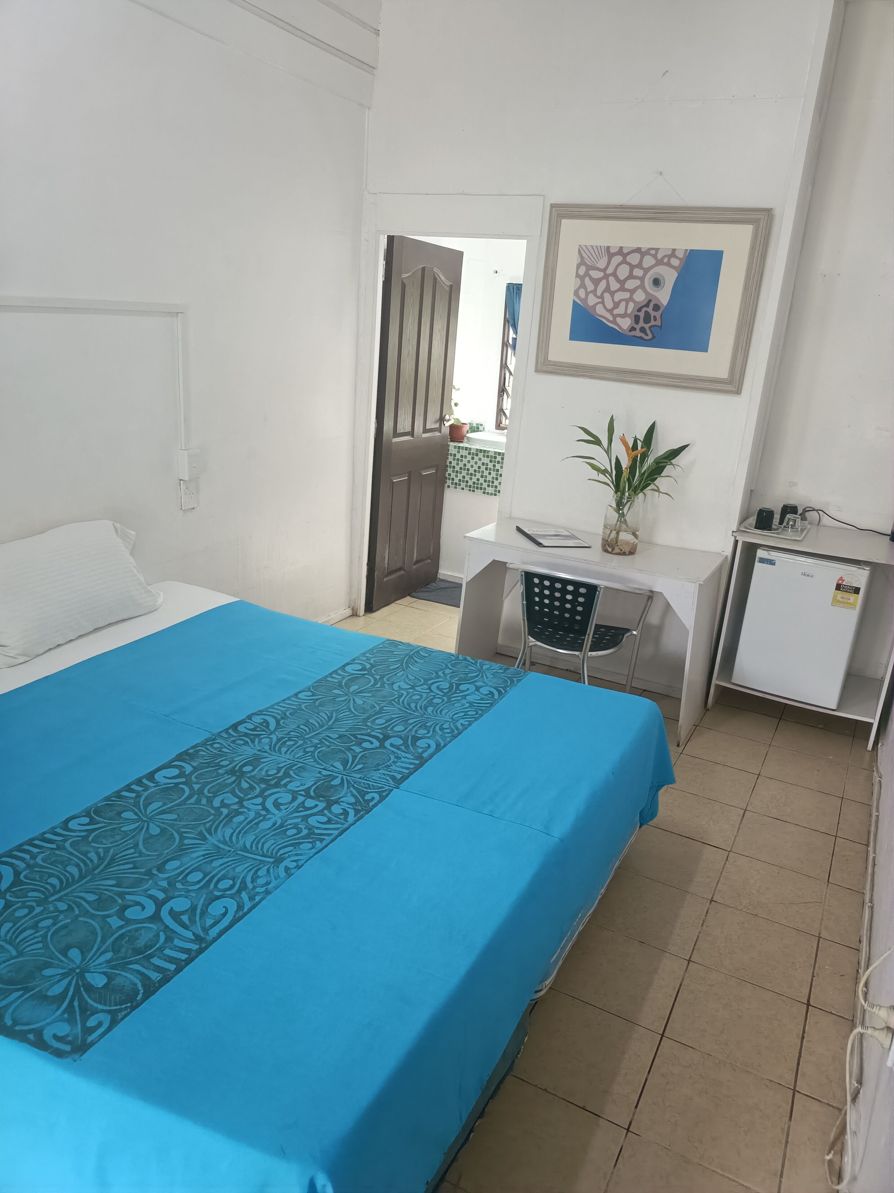 Iron/ironing board, bed sheets