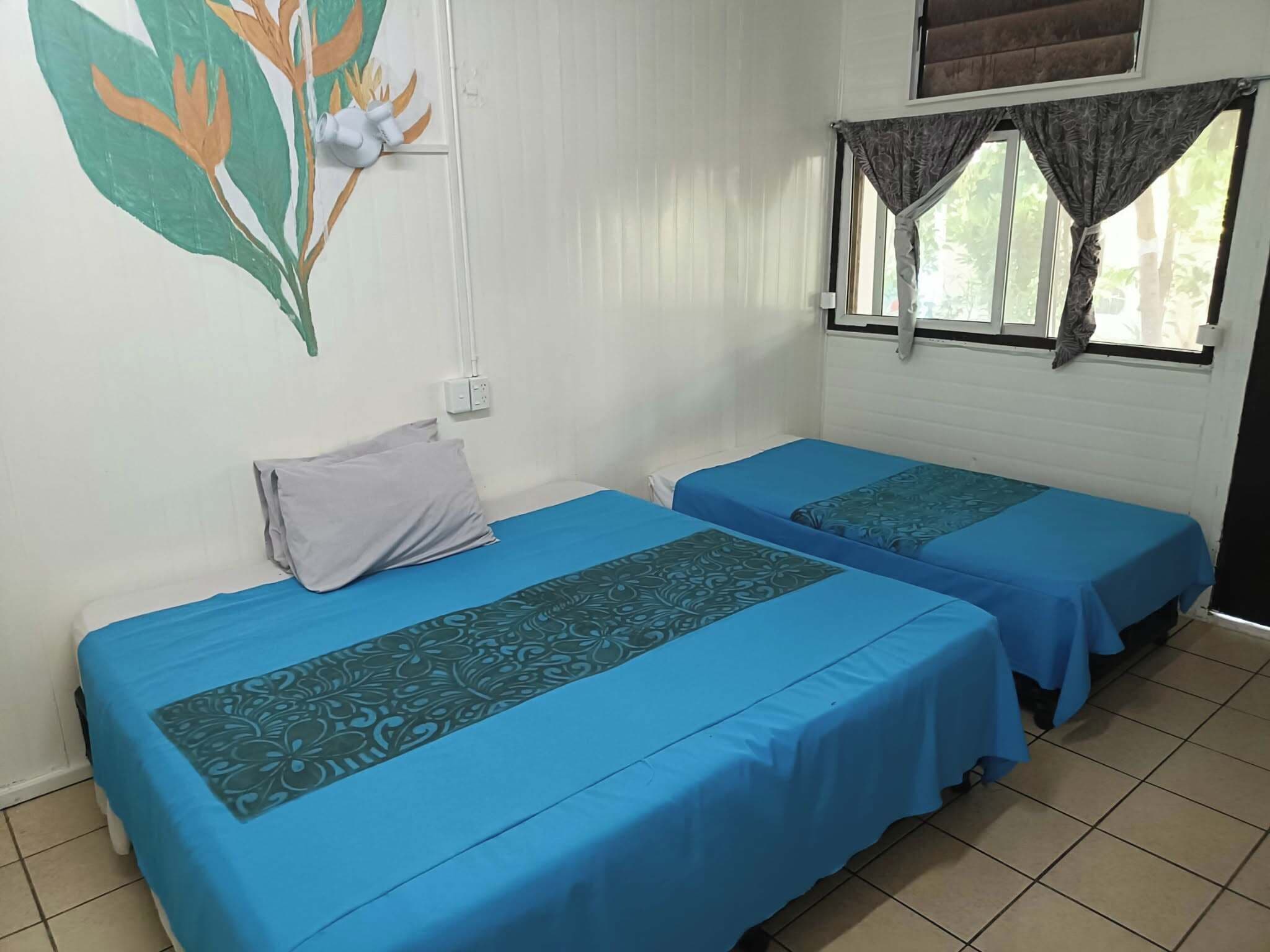 Tabla de planchar con plancha y ropa de cama 