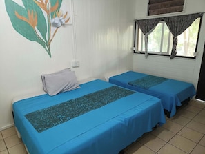 Tabla de planchar con plancha y ropa de cama 