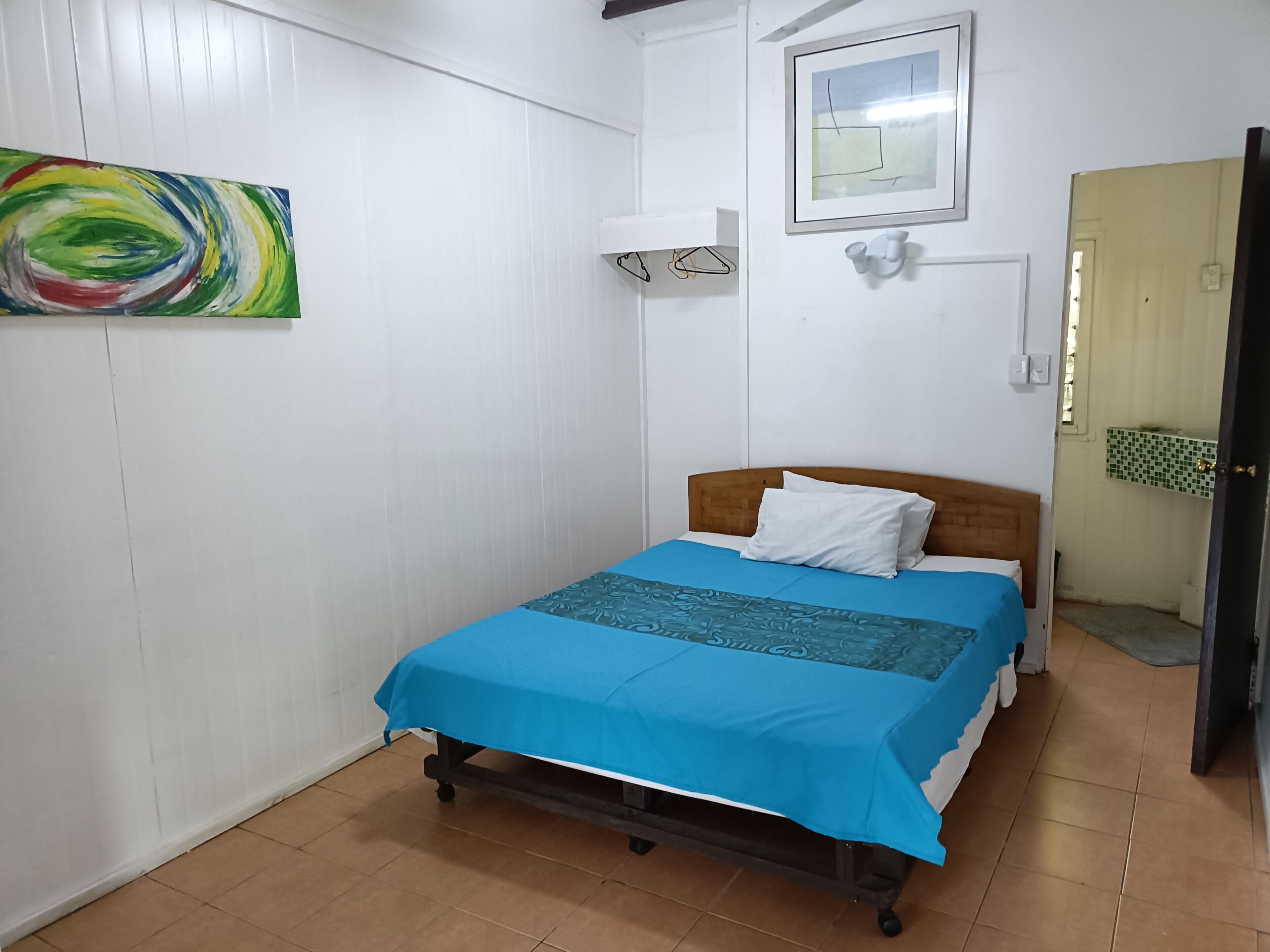 Iron/ironing board, bed sheets