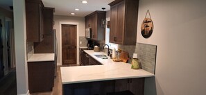 Mikrobølgeovn, ovn, kokeplater og oppvaskmaskin