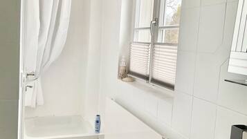 Haartrockner, Handtücher, Seife, Shampoo