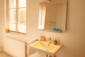 Haartrockner, Handtücher, Seife, Toilettenpapier