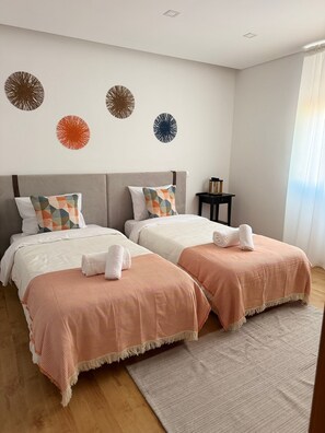 3 habitaciones, tabla de planchar con plancha, wifi y ropa de cama