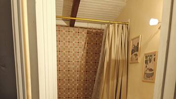 Haartrockner, Handtücher, Seife, Toilettenpapier