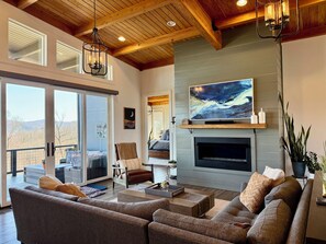 Smart-tv, eldstad och en stereo