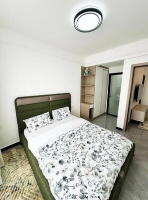 2 bedrooms, iron/ironing board, Internet, bed sheets - Bright & Cozy 2BR in Nairobi (Nairobi County)