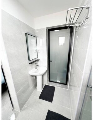 Serviettes fournies, savon, papier toilette