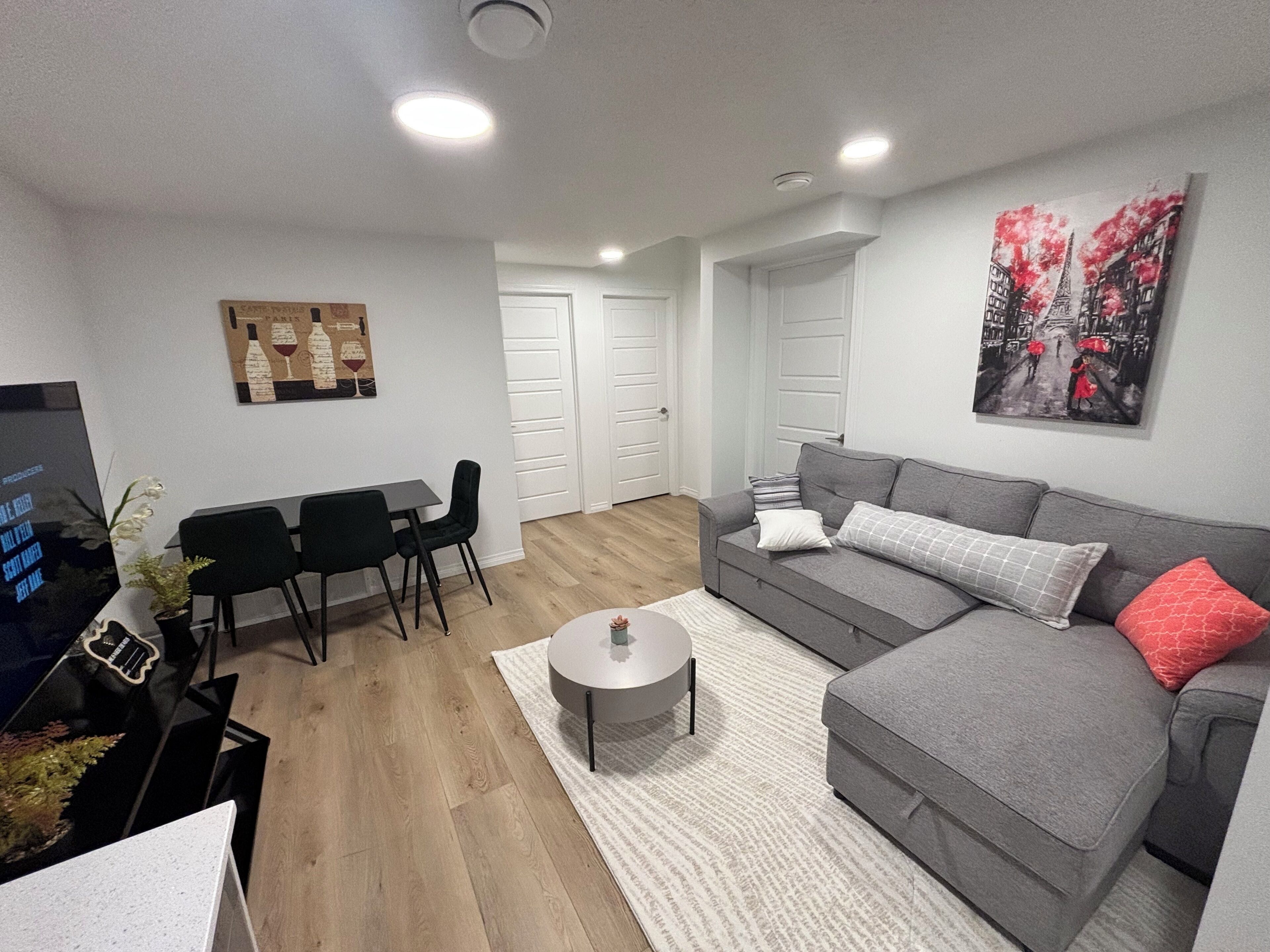 Chezeeys Home - Refresh, Relax, Work & Unwind - New Beautiful Basement Suite - Alberta