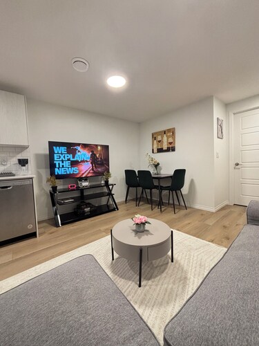 Chezeey’s Home - Refresh, Relax, Work & Unwind - new beautiful basement suite