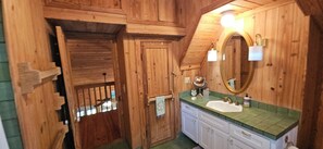 Douche, sèche-cheveux, serviettes fournies, savon