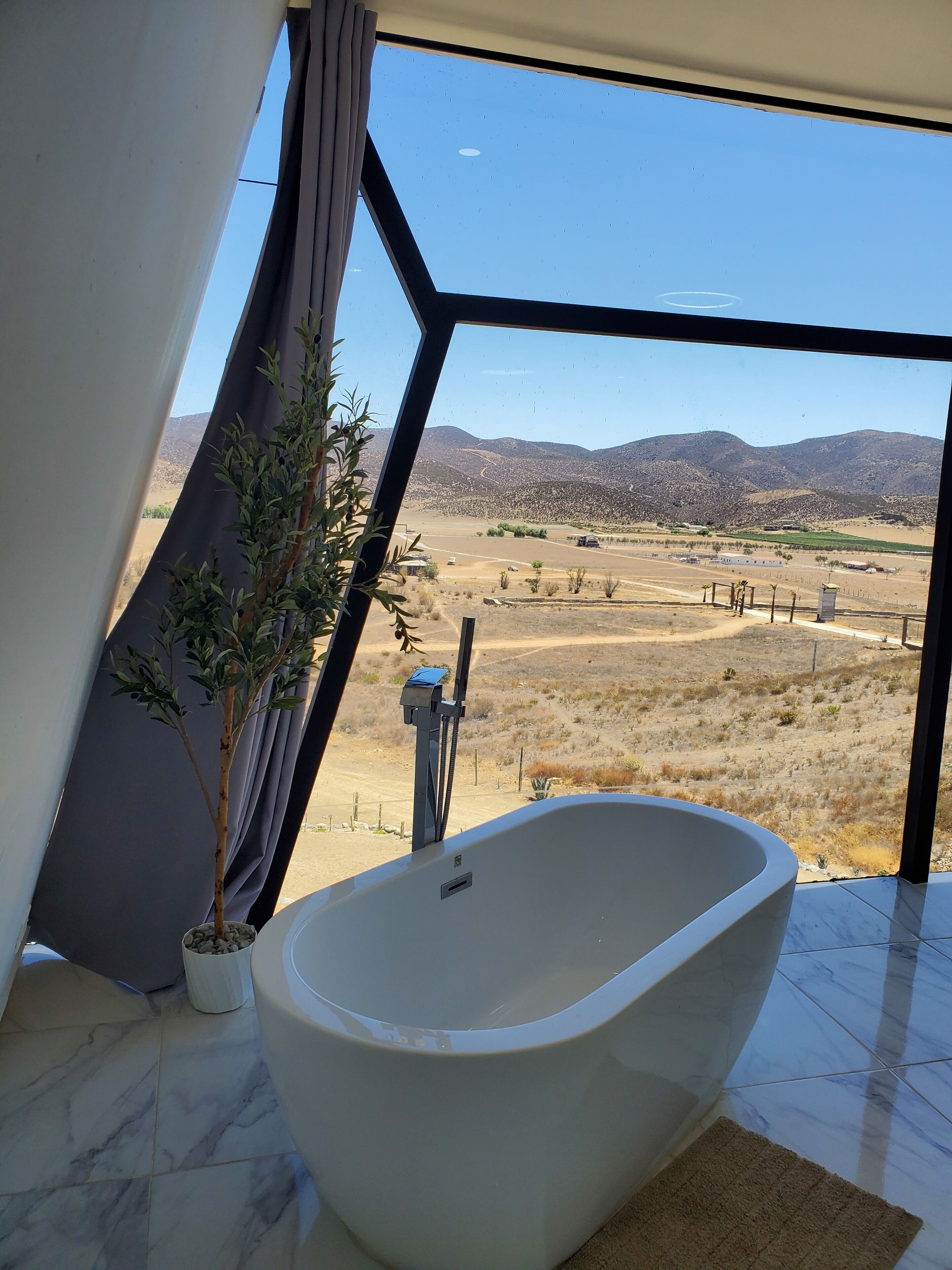 Douche, serviettes fournies, savon, papier toilette