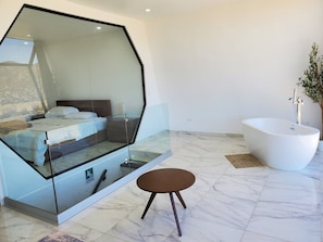 Shower, towels, soap, toilet paper - Viña Vista Charming 2-bedroom cabin in beautiful Valle de Guadalupe (Guadalupe)