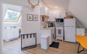 Een koelkast, een microgolfoven, een oven, een kookplaat