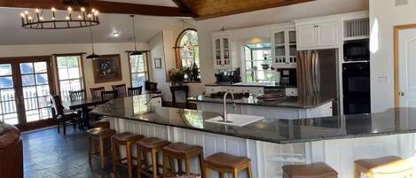 Jääkaappi, mikroaaltouuni, uuni, astianpesukone