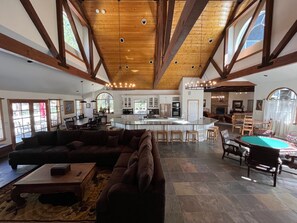 Smart TV, fireplace, table football - 8 Bedroom, 12 Beds - Gameroom, Basketball & Golf (Big Bear Lake)