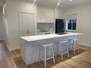 Private kitchen - Crampton Townhouse - All of the Comforts (Wagga Wagga)