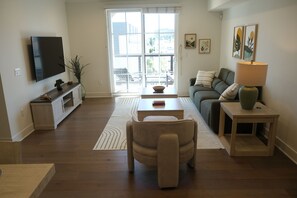 TV - Luxury 3BR/3BA Apartment - Blackburn, Beverly Hills (Los Angeles)