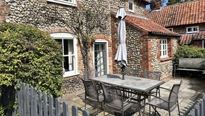 Outdoor dining - A charming detached period cottage tucked into the town of Blakeney (Blakeney)