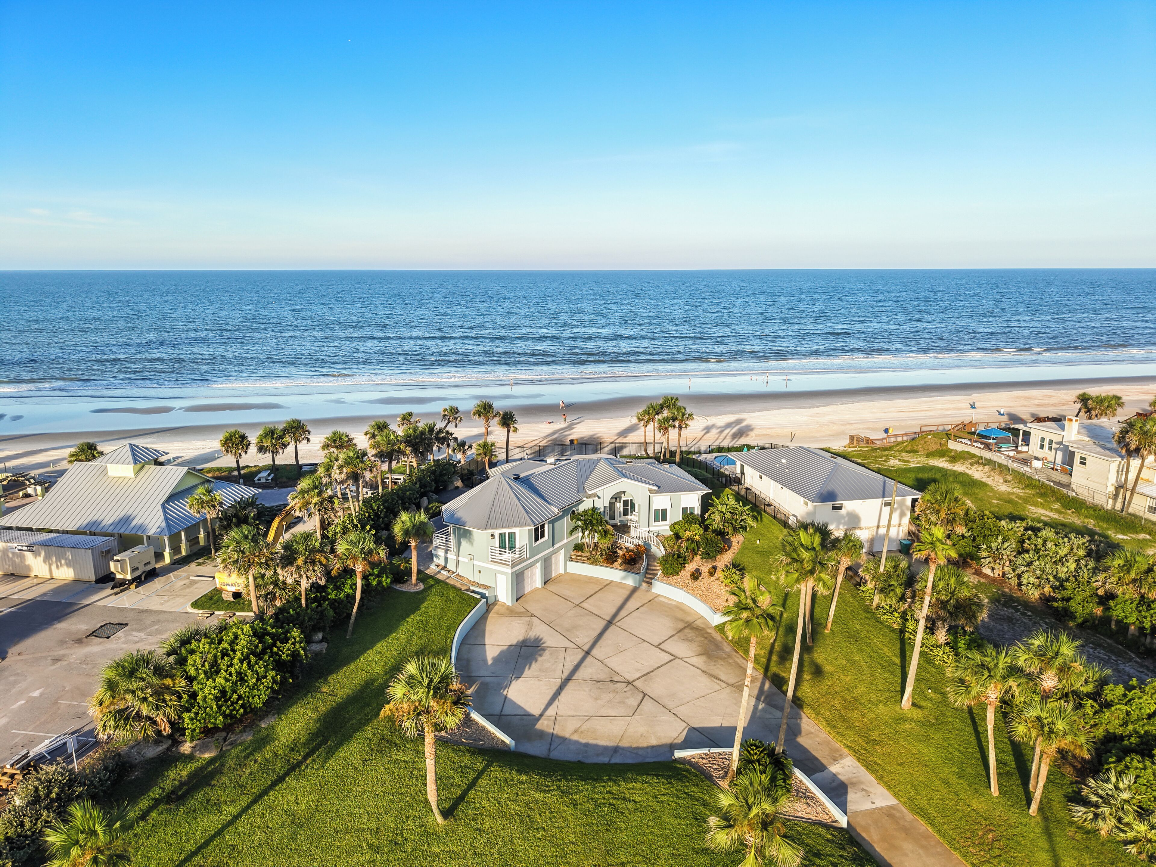 Plage, chaises longues, serviettes de plage