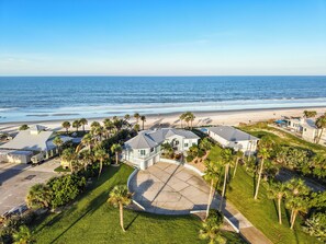 En la playa, sillas reclinables de playa, toallas de playa