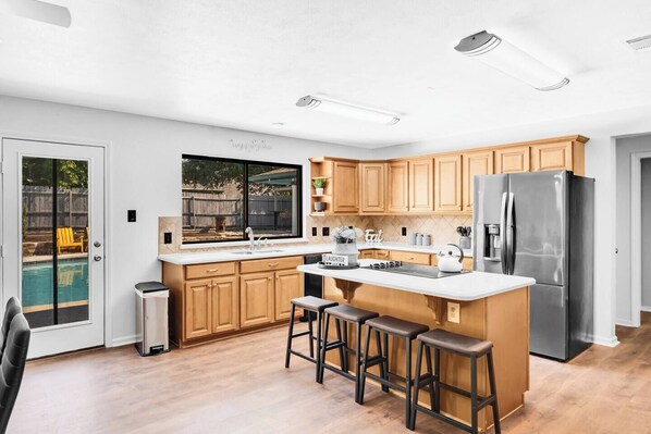 冷蔵庫、電子レンジ、オーブン、コンロ