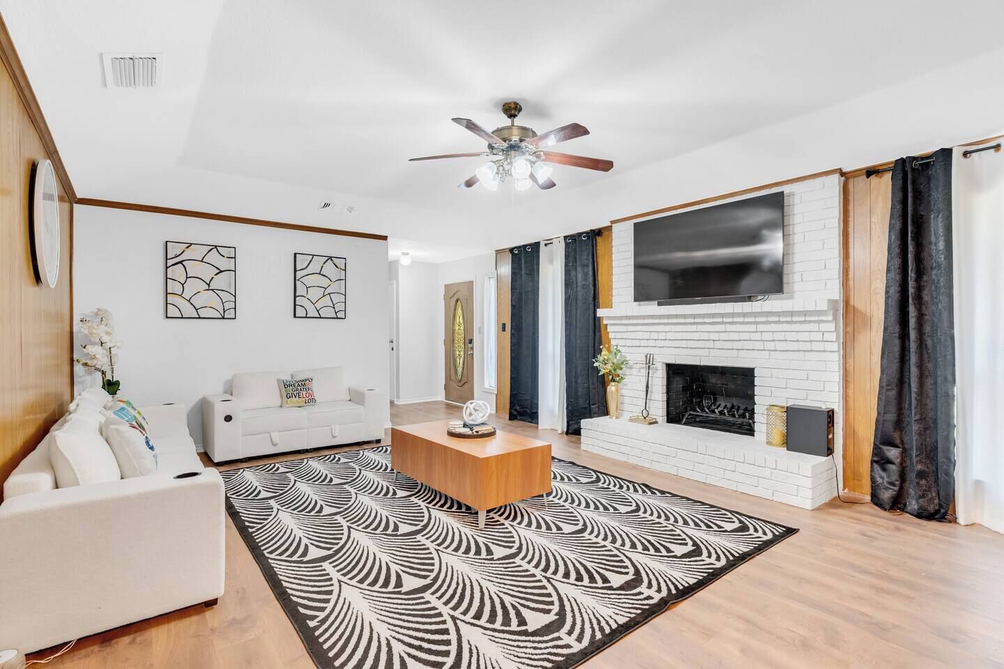 TV connectée, cheminée, livres, chaîne hi-fi