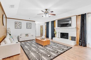 スマートテレビ、暖炉、書庫、ステレオ