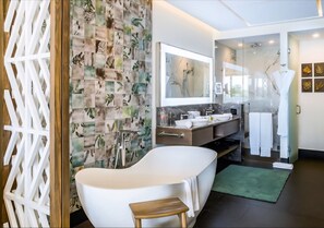 Een douche, een haardroger, een bidet, handdoeken