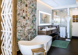 Een douche, een haardroger, een bidet, handdoeken
