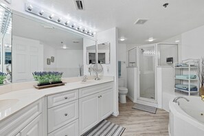 Shower, jetted bath, hair dryer, towels