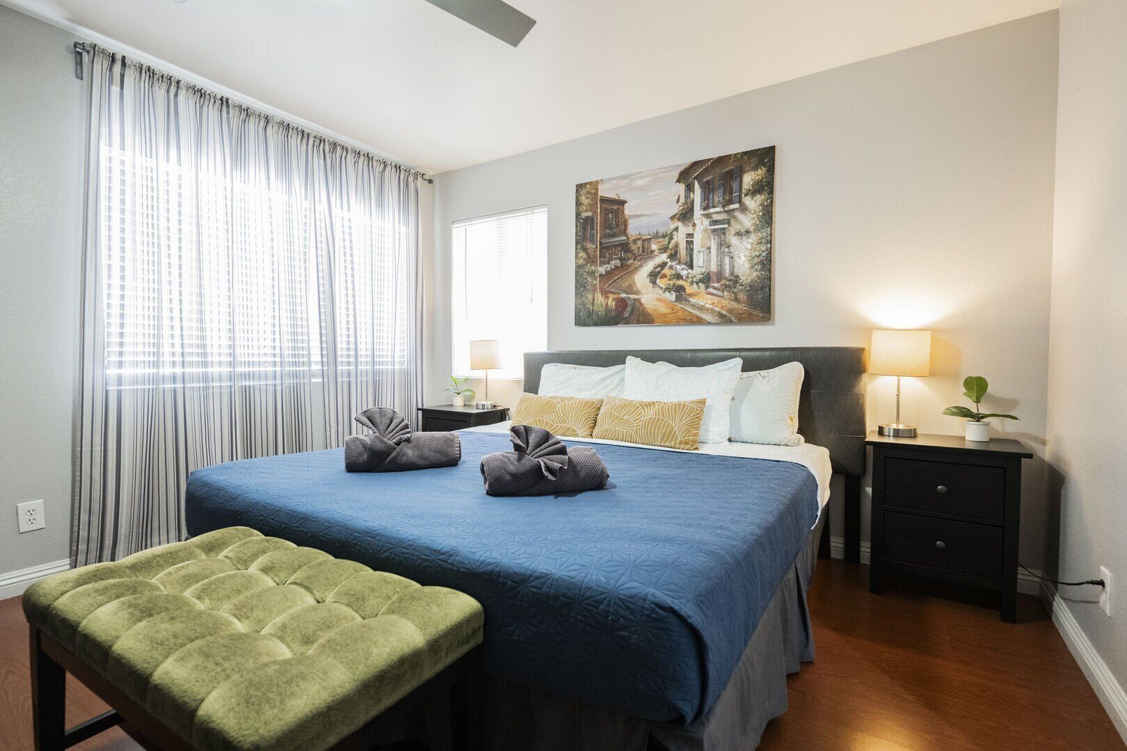 3 quartos, escrivaninha, ferros/tábuas de passar roupa