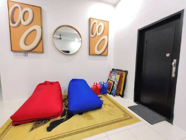 A room with a bed, a mirror, and a door. - Nur Hartamas Homestayportdickson (Port Dickson)