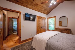 4 bedrooms, desk, iron/ironing board, free WiFi