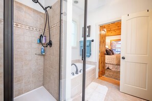Douche, sèche-cheveux, serviettes fournies, savon